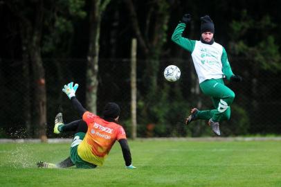  CAXIAS DO SUL, RS, BRASIL, 10/07/2018. Treino do Juventude no Centro de Treinamento. Na foto, o atacante Guilherme Queiroz e o goleiro Matheus Cavichioli. (Diogo Sallaberry/Agência RBS)