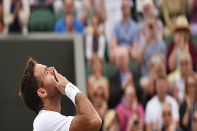 Argentinas Juan Martin del Potro celebrates after beating Frances Gilles Simon 7-6, 7-6, 5-7, 7-6 during their mens singles fourth round match on the eighth day of the 2018 Wimbledon Championships at The All England Lawn Tennis Club in Wimbledon, southwest London, on July 10, 2018. / AFP PHOTO / Oli SCARFF / RESTRICTED TO EDITORIAL USE