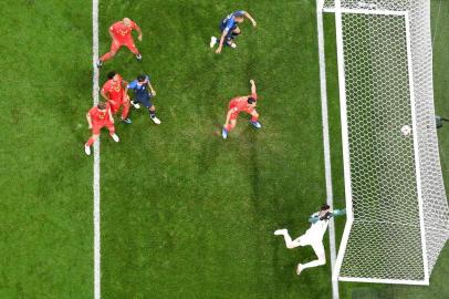  Belgiums goalkeeper Thibaut Courtois (R) concedes a goal during the Russia 2018 World Cup semi-final football match between France and Belgium at the Saint Petersburg Stadium in Saint Petersburg on July 10, 2018. / AFP PHOTO / - / RESTRICTED TO EDITORIAL USE - NO MOBILE PUSH ALERTS/DOWNLOADSEditoria: SPOLocal: Saint PetersburgIndexador: -Secao: soccerFonte: AFPFotógrafo: STR