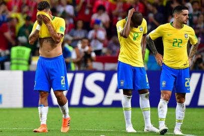 (L-R) Brazil's forward Roberto Firmino, Brazil's midfielder Fernandinho and Brazil's defender Fagner react after losing the Russia 2018 World Cup quarter-final football match between Brazil and Belgium at the Kazan Arena in Kazan on July 6, 2018. / AFP PHOTO / Luis Acosta / RESTRICTED TO EDITORIAL USE - NO MOBILE PUSH ALERTS/DOWNLOADS