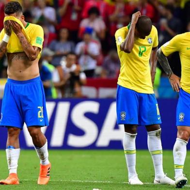 (L-R) Brazils forward Roberto Firmino, Brazils midfielder Fernandinho and Brazils defender Fagner react after losing the Russia 2018 World Cup quarter-final football match between Brazil and Belgium at the Kazan Arena in Kazan on July 6, 2018. / AFP PHOTO / Luis Acosta / RESTRICTED TO EDITORIAL USE - NO MOBILE PUSH ALERTS/DOWNLOADS