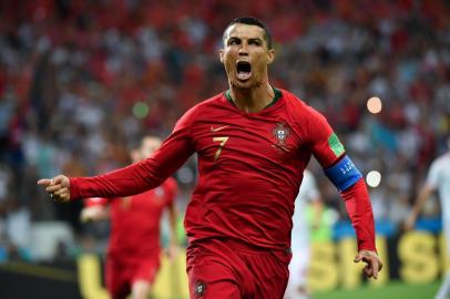  Portugal's forward Cristiano Ronaldo celebrates a goal after shooting a penalty kick during the Russia 2018 World Cup Group B football match between Portugal and Spain at the Fisht Stadium in Sochi on June 15, 2018. / AFP PHOTO / Nelson Almeida / RESTRICTED TO EDITORIAL USE - NO MOBILE PUSH ALERTS/DOWNLOADSEditoria: SPOLocal: SochiIndexador: NELSON ALMEIDASecao: soccerFonte: AFPFotógrafo: STF