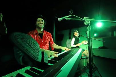  PORTO ALEGRE, RS, BRASIL, 21/06/2018:  Uma noite no Cisne Branco. Na foto, Luciano Leães e Luana Pacheco