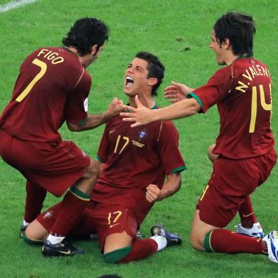 57625930Portuguese forward Cristiano Ronaldo (C) is congratulated by his teammates Portuguese forward Luis Figo (L) and Portuguese defender Nuno Valente after scoring a goal during the World Cup 2006 group D football game Portugual vs.Iran 17 June 2006 at  Frankfurt stadium.  AFP PHOTO / ODD ANDERSEN / AFP PHOTO / ODD ANDERSENEditoria: SPOLocal: Frankfurt am MainIndexador: ODD ANDERSENSecao: soccerFonte: AFP