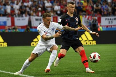  Englands defender Kieran Trippier (L) vies for the ball with Croatias forward Ivan Perisic during the Russia 2018 World Cup semi-final football match between Croatia and England at the Luzhniki Stadium in Moscow on July 11, 2018. / AFP PHOTO / MANAN VATSYAYANA / RESTRICTED TO EDITORIAL USE - NO MOBILE PUSH ALERTS/DOWNLOADSEditoria: SPOLocal: MoscowIndexador: MANAN VATSYAYANASecao: soccerFonte: AFPFotógrafo: STF