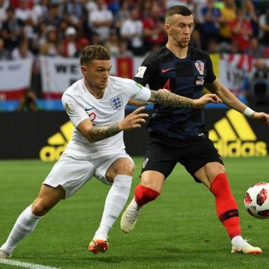  Englands defender Kieran Trippier (L) vies for the ball with Croatias forward Ivan Perisic during the Russia 2018 World Cup semi-final football match between Croatia and England at the Luzhniki Stadium in Moscow on July 11, 2018. / AFP PHOTO / MANAN VATSYAYANA / RESTRICTED TO EDITORIAL USE - NO MOBILE PUSH ALERTS/DOWNLOADSEditoria: SPOLocal: MoscowIndexador: MANAN VATSYAYANASecao: soccerFonte: AFPFotógrafo: STF