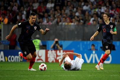  Croatia's defender Dejan Lovren (L) controls the ball during the Russia 2018 World Cup semi-final football match between Croatia and England at the Luzhniki Stadium in Moscow on July 11, 2018. / AFP PHOTO / Alexander NEMENOV / RESTRICTED TO EDITORIAL USE - NO MOBILE PUSH ALERTS/DOWNLOADSEditoria: SPOLocal: MoscowIndexador: ALEXANDER NEMENOVSecao: soccerFonte: AFPFotógrafo: STF