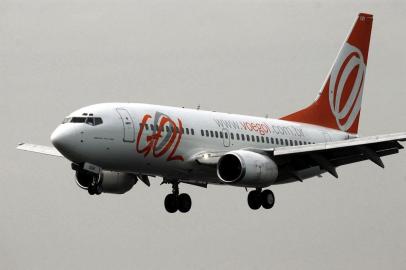 Avião da empresa Gol Transportes Aéreos.#PÁGINA:34A Gol airplane lands at Rio de Janeiro's Santos Dumont airport on Wednesday, June 23, 2004. Three years after taking to the skies and shaking up Brazil's stalled airline industry, brash low-cost carrier Gol goes public Thursday on Wall Street and at home in a bid to grab a larger share of the market in Latin America's biggest country. (AP Photo/Victor R. Caivano) Fonte: AP Fotógrafo: VICTOR R. CAIVANO