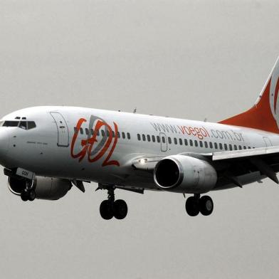 Avião da empresa Gol Transportes Aéreos.#PÁGINA:34A Gol airplane lands at Rio de Janeiro's Santos Dumont airport on Wednesday, June 23, 2004. Three years after taking to the skies and shaking up Brazil's stalled airline industry, brash low-cost carrier Gol goes public Thursday on Wall Street and at home in a bid to grab a larger share of the market in Latin America's biggest country. (AP Photo/Victor R. Caivano) Fonte: AP Fotógrafo: VICTOR R. CAIVANO