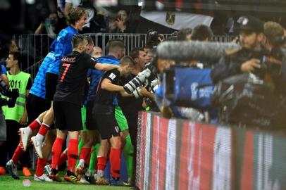  Croatia's forward Mario Mandzukic (R) celebrates with teammates after scoring his team's second goal during the Russia 2018 World Cup semi-final football match between Croatia and England at the Luzhniki Stadium in Moscow on July 11, 2018. / AFP PHOTO / Alexander NEMENOV / RESTRICTED TO EDITORIAL USE - NO MOBILE PUSH ALERTS/DOWNLOADSEditoria: SPOLocal: MoscowIndexador: ALEXANDER NEMENOVSecao: soccerFonte: AFPFotógrafo: STF