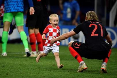  Croatias defender Domagoj Vida (R) celebrates his teams victory at the end of the Russia 2018 World Cup semi-final football match between Croatia and England at the Luzhniki Stadium in Moscow on July 11, 2018. / AFP PHOTO / Alexander NEMENOV / RESTRICTED TO EDITORIAL USE - NO MOBILE PUSH ALERTS/DOWNLOADSEditoria: SPOLocal: MoscowIndexador: ALEXANDER NEMENOVSecao: soccerFonte: AFPFotógrafo: STF