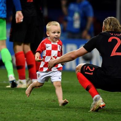  Croatia's defender Domagoj Vida (R) celebrates his team's victory at the end of the Russia 2018 World Cup semi-final football match between Croatia and England at the Luzhniki Stadium in Moscow on July 11, 2018. / AFP PHOTO / Alexander NEMENOV / RESTRICTED TO EDITORIAL USE - NO MOBILE PUSH ALERTS/DOWNLOADSEditoria: SPOLocal: MoscowIndexador: ALEXANDER NEMENOVSecao: soccerFonte: AFPFotógrafo: STF