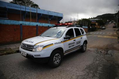  PORTO ALEGRE, RS, BRASIL, 11-07-2018: Escola Estadual Erico Verissimo sofre ameaças, fecha as portas e antecipa as férias. Na foto, viaturas da Brigada Militar se retiram após a chegada da reportagem (FOTO FÉLIX ZUCCO/AGÊNCIA RBS, Editoria de Polícia).