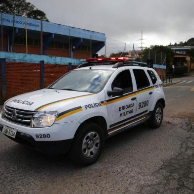  PORTO ALEGRE, RS, BRASIL, 11-07-2018: Escola Estadual Erico Verissimo sofre ameaças, fecha as portas e antecipa as férias. Na foto, viaturas da Brigada Militar se retiram após a chegada da reportagem (FOTO FÉLIX ZUCCO/AGÊNCIA RBS, Editoria de Polícia).