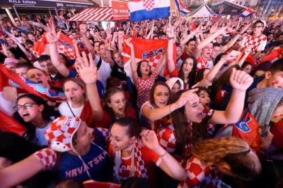 Croatia's supporters react as they watch on a giant screen the Russia 2018 World Cup semi-final football match between Croatia and England, at the main square in Zagreb on July 11, 2018.  / AFP PHOTO / Denis Lovrovic