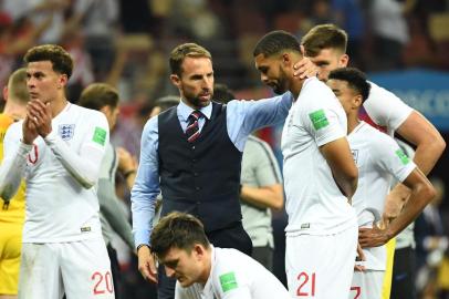 England's coach Gareth Southgate (C) comforts England's midfielder Ruben Loftus-Cheek (R) at the end of the Russia 2018 World Cup semi-final football match between Croatia and England at the Luzhniki Stadium in Moscow on July 11, 2018. / AFP PHOTO / Kirill KUDRYAVTSEV / RESTRICTED TO EDITORIAL USE - NO MOBILE PUSH ALERTS/DOWNLOADS