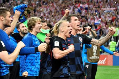 Croatia's defender Domagoj Vida (C) and Croatia's forward Mario Mandzukic (R) celebrate their victory at the end of the Russia 2018 World Cup semi-final football match between Croatia and England at the Luzhniki Stadium in Moscow on July 11, 2018. / AFP PHOTO / Alexander NEMENOV / RESTRICTED TO EDITORIAL USE - NO MOBILE PUSH ALERTS/DOWNLOADS