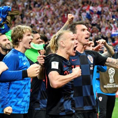 Croatia's defender Domagoj Vida (C) and Croatia's forward Mario Mandzukic (R) celebrate their victory at the end of the Russia 2018 World Cup semi-final football match between Croatia and England at the Luzhniki Stadium in Moscow on July 11, 2018. / AFP PHOTO / Alexander NEMENOV / RESTRICTED TO EDITORIAL USE - NO MOBILE PUSH ALERTS/DOWNLOADS