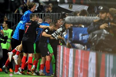  Croatias forward Mario Mandzukic (R) celebrates with teammates after scoring his teams second goal during the Russia 2018 World Cup semi-final football match between Croatia and England at the Luzhniki Stadium in Moscow on July 11, 2018. / AFP PHOTO / Alexander NEMENOV / RESTRICTED TO EDITORIAL USE - NO MOBILE PUSH ALERTS/DOWNLOADSEditoria: SPOLocal: MoscowIndexador: ALEXANDER NEMENOVSecao: soccerFonte: AFPFotógrafo: STF