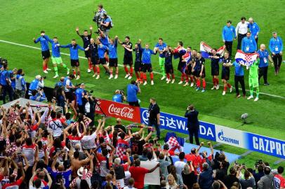 Croatias players celebrate with supporters after winning the Russia 2018 World Cup semi-final football match between Croatia and England at the Luzhniki Stadium in Moscow on July 11, 2018. / AFP PHOTO / Mladen ANTONOV / RESTRICTED TO EDITORIAL USE - NO MOBILE PUSH ALERTS/DOWNLOADSALERTS/DOWNLOADS