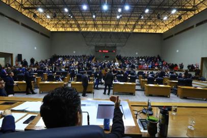  PORTO ALEGRE, RS, BRASIL, 12.07.2018. Sessão da Câmara para votar projetos do prefeito Nelson Marchezan. Enquanto vereadores apreciaram projeto do executivo em sessão extraordinária fechada, servidores farão assembleia geral do lado de fora.Foto: Isadora Neumann/Agência RBS