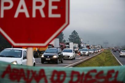  Protesto de caminhoneiros na RS-239, em Araricá. (Fotos: Félix Zucco/Agência RBS).