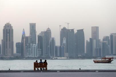  People sit on a bench on the corniche in the Qatari capital Doha on July 2, 2017. / AFP PHOTO / STREditoria: POLLocal: DohaIndexador: STRSecao: diplomacyFonte: AFPFotógrafo: STR