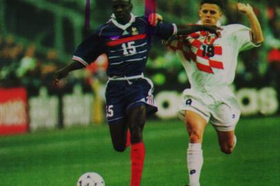 NP#PASTA:81655#FOTO DIGITALIZADASAINT DENIS, FRA - Frances Lilian Thuran pushes off Croatias Goran Vlaovic before scoring Frances first goal during the soccer World Cup 98 semifinal match between France and Croatia at the Stade de France in Saint Danis, north of Paris, Wednesday July 8, 1998. (AP Photo/Michel Euler). Fonte: AP Fotógrafo: Michel Euler