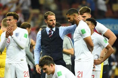 Englands coach Gareth Southgate (C) comforts Englands midfielder Ruben Loftus-Cheek (R) at the end of the Russia 2018 World Cup semi-final football match between Croatia and England at the Luzhniki Stadium in Moscow on July 11, 2018. / AFP PHOTO / Kirill KUDRYAVTSEV / RESTRICTED TO EDITORIAL USE - NO MOBILE PUSH ALERTS/DOWNLOADS