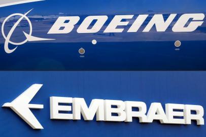 -(FILES) This file photo composition created on December 21, 2017  shows the Boeing logo on the fuselage of a Boeing 787-10 Dreamliner test plane presented on the tarmac of Le Bourget airport near Paris on June 18, 2017, and the logo of Brazils aircraft manufacturer Embraer also taken at Le Bourget airport, on June 23, 2013.On February 2, 2018 Embraer stocks rose almost 5% on the Sao Paulo Stock Exchange, following the leaking of a possible agreement between the Brazilian aircraft manufacturer and the US company Boeing for the joint development of commercial aircrafts. / AFP PHOTO / ERIC PIERMONTEditoria: FINLocal: Le BourgetIndexador: ERIC PIERMONTSecao: merger, acquisition and takeoverFonte: AFPFotógrafo: STF