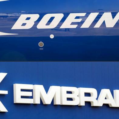 -(FILES) This file photo composition created on December 21, 2017  shows the Boeing logo on the fuselage of a Boeing 787-10 Dreamliner test plane presented on the tarmac of Le Bourget airport near Paris on June 18, 2017, and the logo of Brazil's aircraft manufacturer Embraer also taken at Le Bourget airport, on June 23, 2013.On February 2, 2018 Embraer stocks rose almost 5% on the Sao Paulo Stock Exchange, following the leaking of a possible agreement between the Brazilian aircraft manufacturer and the US company Boeing for the joint development of commercial aircrafts. / AFP PHOTO / ERIC PIERMONTEditoria: FINLocal: Le BourgetIndexador: ERIC PIERMONTSecao: merger, acquisition and takeoverFonte: AFPFotógrafo: STF