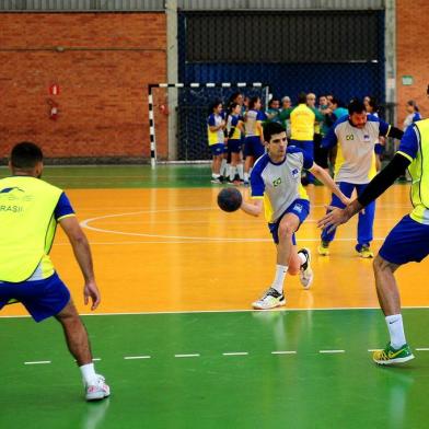  CAXIAS DO SUL, RS, BRASIL, 11/07/2018. Treino da Seleção Brasileira de Handebol de Surdos, no Ginásio Poliesportivo da UCS. Apresentação do Mundial que acontece em Caxias. (Diogo Sallaberry/Agência RBS)