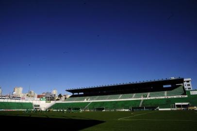  CAXIAS DO SUL, RS, BRASIL, 12/07/2018 - A maratona de jogos do Juventude na sequência do Campeonato Brasileiro da Série B, que se inicia nesta sexta, contra o Brasil-Pel, às 18h, no Estádio Bento Freitas, tem um fator que pode ser positivo para a equipe alviverde. Dos cinco jogos que o time de Julinho Camargo realizará em 16 dias, três serão como visitante. (Marcelo Casagrande/Agência RBS)