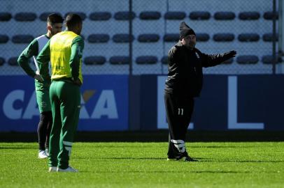  CAXIAS DO SUL, RS, BRASIL, 12/07/2018 - A maratona de jogos do Juventude na sequência do Campeonato Brasileiro da Série B, que se inicia nesta sexta, contra o Brasil-Pel, às 18h, no Estádio Bento Freitas, tem um fator que pode ser positivo para a equipe alviverde. Dos cinco jogos que o time de Julinho Camargo realizará em 16 dias, três serão como visitante. NA FOTO: técnico julinho Camargo. (Marcelo Casagrande/Agência RBS)