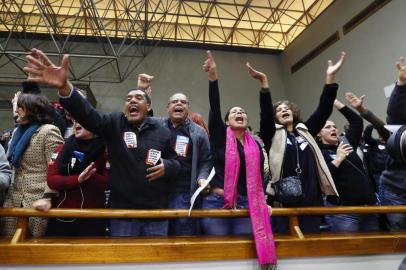  PORTO ALEGRE, RS, BRASIL 12/07/2018 - Comemoração da votação sobre PL dos municipários na Câmara dos Vereadores. (FOTO: ROBINSON ESTRÁSULAS/AGÊNCIA RBS)