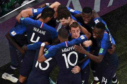  Frances defender Samuel Umtiti celebrates with teammates after scoring a goal during the Russia 2018 World Cup semi-final football match between France and Belgium at the Saint Petersburg Stadium in Saint Petersburg on July 10, 2018. / AFP PHOTO / Jewel SAMAD / RESTRICTED TO EDITORIAL USE - NO MOBILE PUSH ALERTS/DOWNLOADSEditoria: SPOLocal: Saint PetersburgIndexador: JEWEL SAMADSecao: soccerFonte: AFPFotógrafo: STF