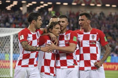  Croatias midfielder Luka Modric (2nd L) celebrates scoring a penalty with his teammates during the Russia 2018 World Cup Group D football match between Croatia and Nigeria at the Kaliningrad Stadium in Kaliningrad on June 16, 2018. / AFP PHOTO / Patrick HERTZOG / RESTRICTED TO EDITORIAL USE - NO MOBILE PUSH ALERTS/DOWNLOADSEditoria: SPOLocal: KaliningradIndexador: PATRICK HERTZOGSecao: soccerFonte: AFPFotógrafo: STF