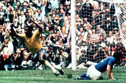A camisa usada pela Seleção Brasileira na Copa de 1970, no México, foi eleita pelo Times Online, um dos mais tradicionais sites da Inglaterra, a mais bonita de todos os tempos. O Rei Pelé comemora o gol marcado.#PÁGINA:12 Fonte: Banco de Dados