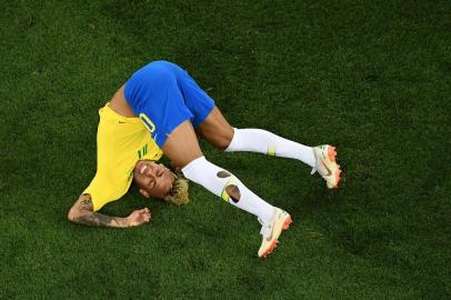  Brazils forward Neymar falls during the Russia 2018 World Cup Group E football match between Brazil and Switzerland at the Rostov Arena in Rostov-On-Don on June 17, 2018. / AFP PHOTO / Jewel SAMAD / RESTRICTED TO EDITORIAL USE - NO MOBILE PUSH ALERTS/DOWNLOADSEditoria: SPOLocal: Rostov-on-DonIndexador: JEWEL SAMADSecao: soccerFonte: AFPFotógrafo: STF