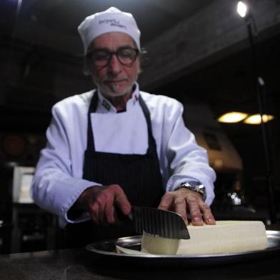  CAXIAS DO SUL, RS, BRASIL, 11/07/2018 - Segunda reportagem da Série Pitadas de Sabor com o chef italiano Giuseppe Giudizi. Ele produz queijos italianos de forma artesanal. (Marcelo Casagrande/Agência RBS)