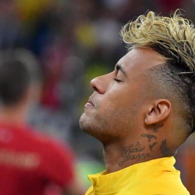  Brazils forward Neymar reacts before the Russia 2018 World Cup Group E football match between Brazil and Switzerland at the Rostov Arena in Rostov-On-Don on June 17, 2018. / AFP PHOTO / Pascal GUYOT / RESTRICTED TO EDITORIAL USE - NO MOBILE PUSH ALERTS/DOWNLOADSEditoria: SPOLocal: Rostov-on-DonIndexador: PASCAL GUYOTSecao: soccerFonte: AFPFotógrafo: STF