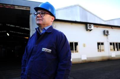  CAXIAS DO SUL, RS, BRASIL, 13/07/2018. Osvaldo Voges, diretor da empresa Voges Motores, de Caxias do Sul, abriu as portas da fábrica instalada no prédio da Maesa, patrimônio cedido pelo Estado do Rio Grande do Sul para o Município de Caxias do Sul. Voges é acusado de não pagar funcionários nem aluguel, além de descumprir as datas para sua desocupação do prédio histórico. (Diogo Sallaberry/Agência RBS)