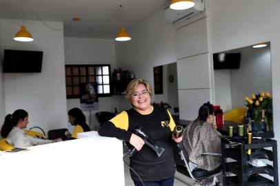  PORTO ALEGRE, RS, BRASIL, 07-07-2018. Retrato da empresária e cabelereira Adriana Medeiros Pereira, que  inaugurou estabelecimento Studio Lulu Beauty Club, na zona sul. A pauta é sobre empresas que abriram no RS no primeiro semestre. (CARLOS MACEDO/AGÊNCI RBS)