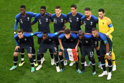  (front row from L to R) Frances forward Antoine Griezmann, Frances midfielder Blaise Matuidi, Frances defender Benjamin Pavard, Frances midfielder NGolo Kante, Frances forward Kylian Mbappe (back row from L to R) Frances midfielder Paul Pogba, Frances defender Samuel Umtiti, Frances defender Lucas Hernandez, Frances defender Raphael Varane, Frances forward Olivier Giroud and Frances goalkeeper Hugo Lloris pose for team photo prior to the Russia 2018 World Cup semi-final football match between France and Belgium at the Saint Petersburg Stadium in Saint Petersburg on July 10, 2018. / AFP PHOTO / FRANCOIS XAVIER MARIT / RESTRICTED TO EDITORIAL USE - NO MOBILE PUSH ALERTS/DOWNLOADSEditoria: SPOLocal: Saint PetersburgIndexador: FRANCOIS XAVIER MARITSecao: soccerFonte: AFPFotógrafo: STF