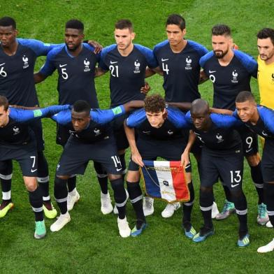  (front row from L to R) Frances forward Antoine Griezmann, Frances midfielder Blaise Matuidi, Frances defender Benjamin Pavard, Frances midfielder NGolo Kante, Frances forward Kylian Mbappe (back row from L to R) Frances midfielder Paul Pogba, Frances defender Samuel Umtiti, Frances defender Lucas Hernandez, Frances defender Raphael Varane, Frances forward Olivier Giroud and Frances goalkeeper Hugo Lloris pose for team photo prior to the Russia 2018 World Cup semi-final football match between France and Belgium at the Saint Petersburg Stadium in Saint Petersburg on July 10, 2018. / AFP PHOTO / FRANCOIS XAVIER MARIT / RESTRICTED TO EDITORIAL USE - NO MOBILE PUSH ALERTS/DOWNLOADSEditoria: SPOLocal: Saint PetersburgIndexador: FRANCOIS XAVIER MARITSecao: soccerFonte: AFPFotógrafo: STF