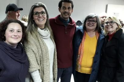 Nova composição do Conselho Municipal de Saúde. Da esquerda para a direita, Jocélia de Almeida, Tatiane Fiorio, Alexandre Almeida, Silvana Piroli (presidente do Sindiserv) e Fernanda Borckhardt (presidente do conselho)