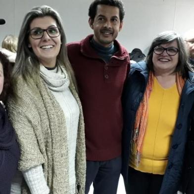 Nova composição do Conselho Municipal de Saúde. Da esquerda para a direita, Jocélia de Almeida, Tatiane Fiorio, Alexandre Almeida, Silvana Piroli (presidente do Sindiserv) e Fernanda Borckhardt (presidente do conselho)