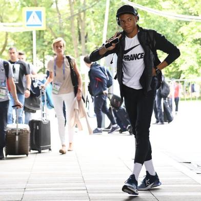 Frances forward Kylian Mbappe arrives at a hotel in Moscow on July 14, 2018 on the eve of the Russia 2018 World Cup final football match between France and Croatia. / AFP PHOTO / FRANCK FIFE