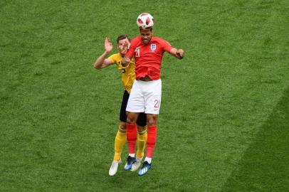 Englands midfielder Ruben Loftus-Cheek (R) vies for the header with Belgiums defender Jan Vertonghen during their Russia 2018 World Cup play-off for third place football match between Belgium and England at the Saint Petersburg Stadium in Saint Petersburg on July 14, 2018. / AFP PHOTO / OLGA MALTSEVA / RESTRICTED TO EDITORIAL USE - NO MOBILE PUSH ALERTS/DOWNLOADS