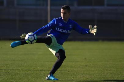  PORTO ALEGRE, RS, BRASIL - Grêmio treina no CT Luiz Carvalho. Marcelo Grohe chutando.